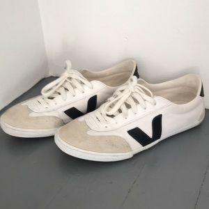 Veja white canvas tennis shoes perfect for spring and summer. Used.